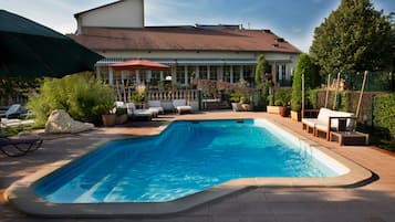 Piscine couverte, piscine extérieure (ouverte en saison)