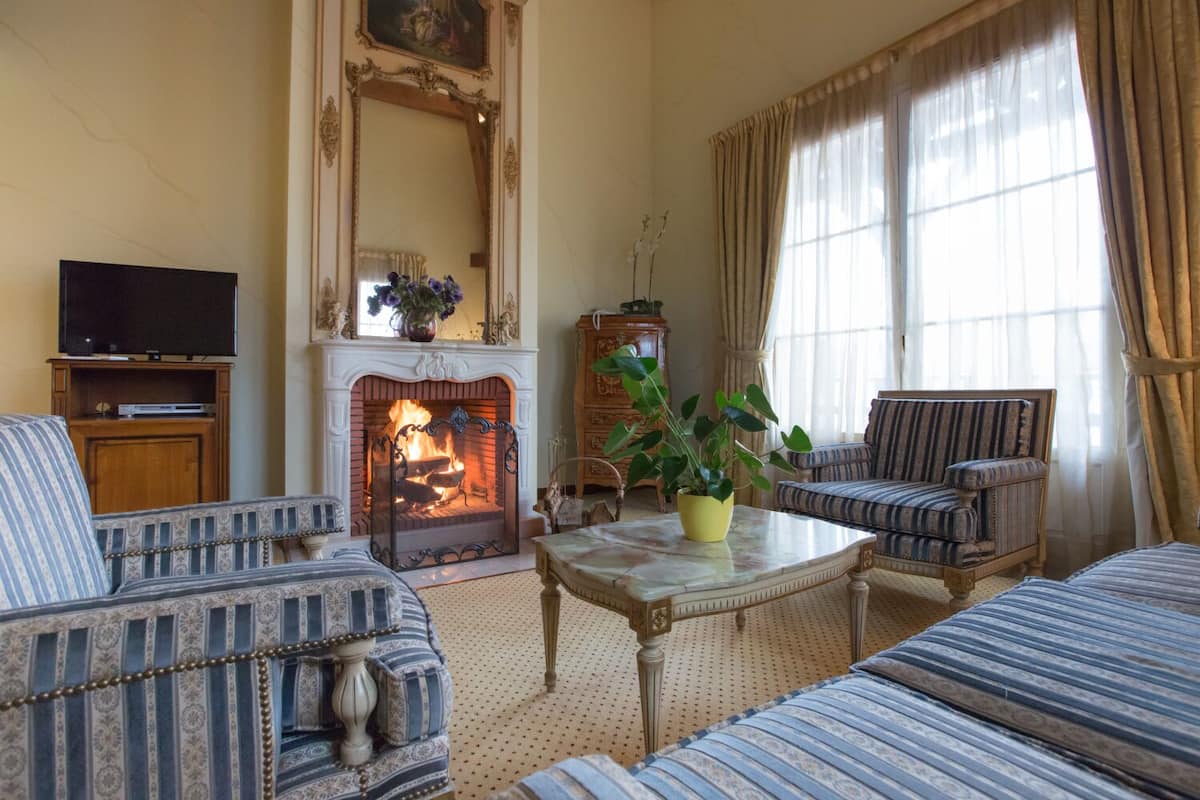 luxury suite (duplex) | living area | tv, dvd player