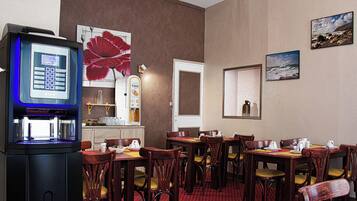 Kontinental frukost varje dag (EUR 8.00 per person)