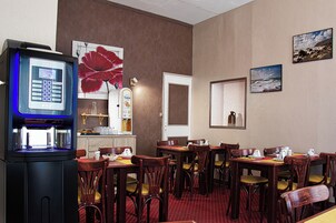 Se ofrece un desayuno continental todos los días (8.00 EUR por persona)