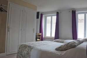 Desk, iron/ironing board, free WiFi, bed sheets - Citotel Beausejour (Cherbourg-en-Cotentin)