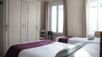 Escritorio, tabla de planchar con plancha y wifi gratis