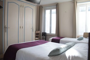 Een bureau, een strijkplank/strijkijzer, gratis wifi