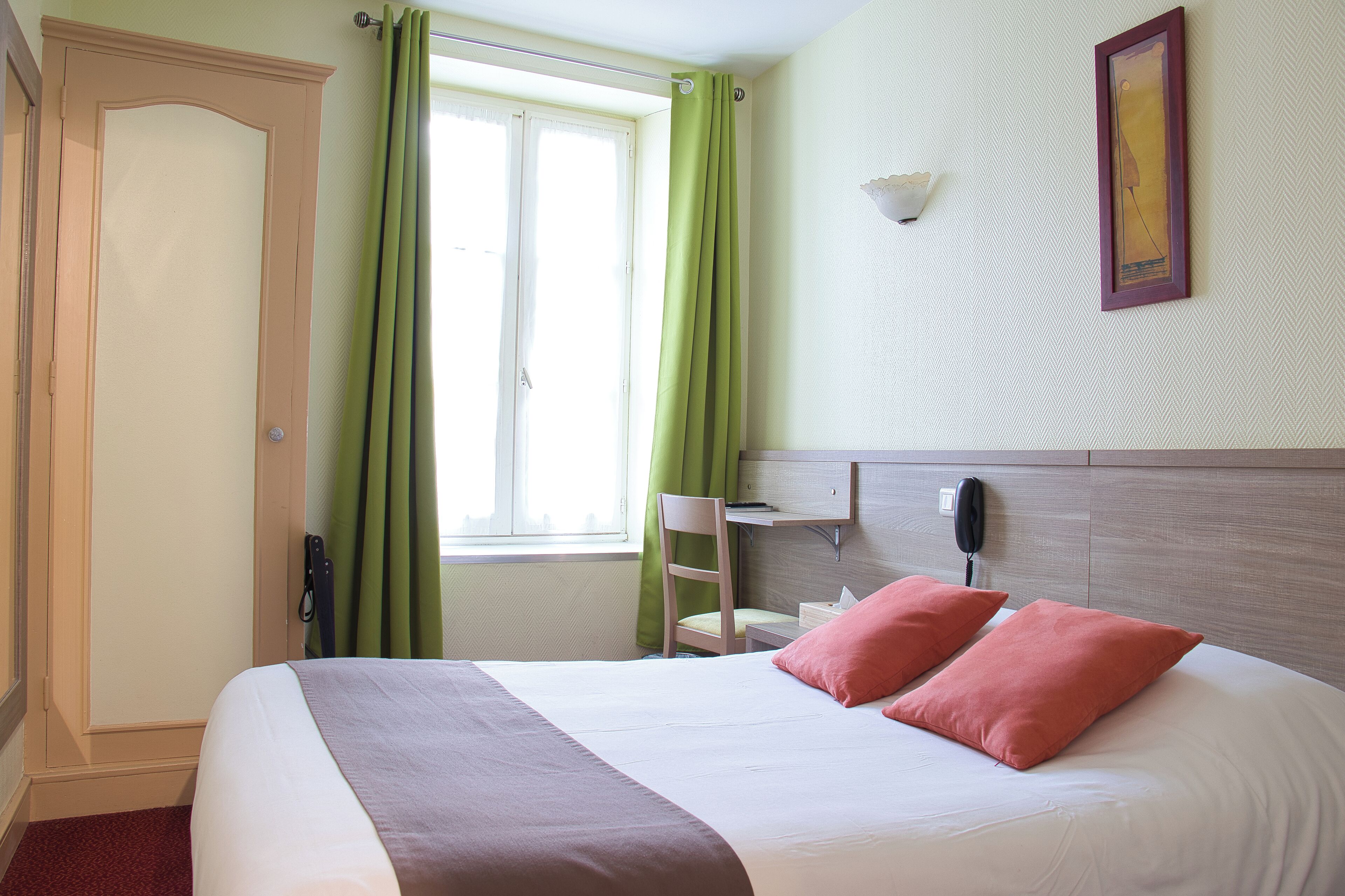 Bureau, fer et planche à repasser, Wi-Fi gratuit