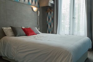 Pillow-top beds, in-room safe, desk, blackout curtains - Panam Hotel (Paris)