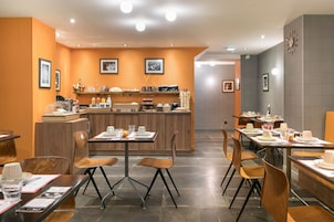 Desayuno buffet diario (EUR 14 por persona)