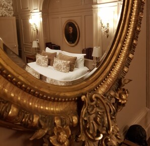 小型客房 | 埃及棉床单、Select Comfort 床、客房内保险箱、办公桌