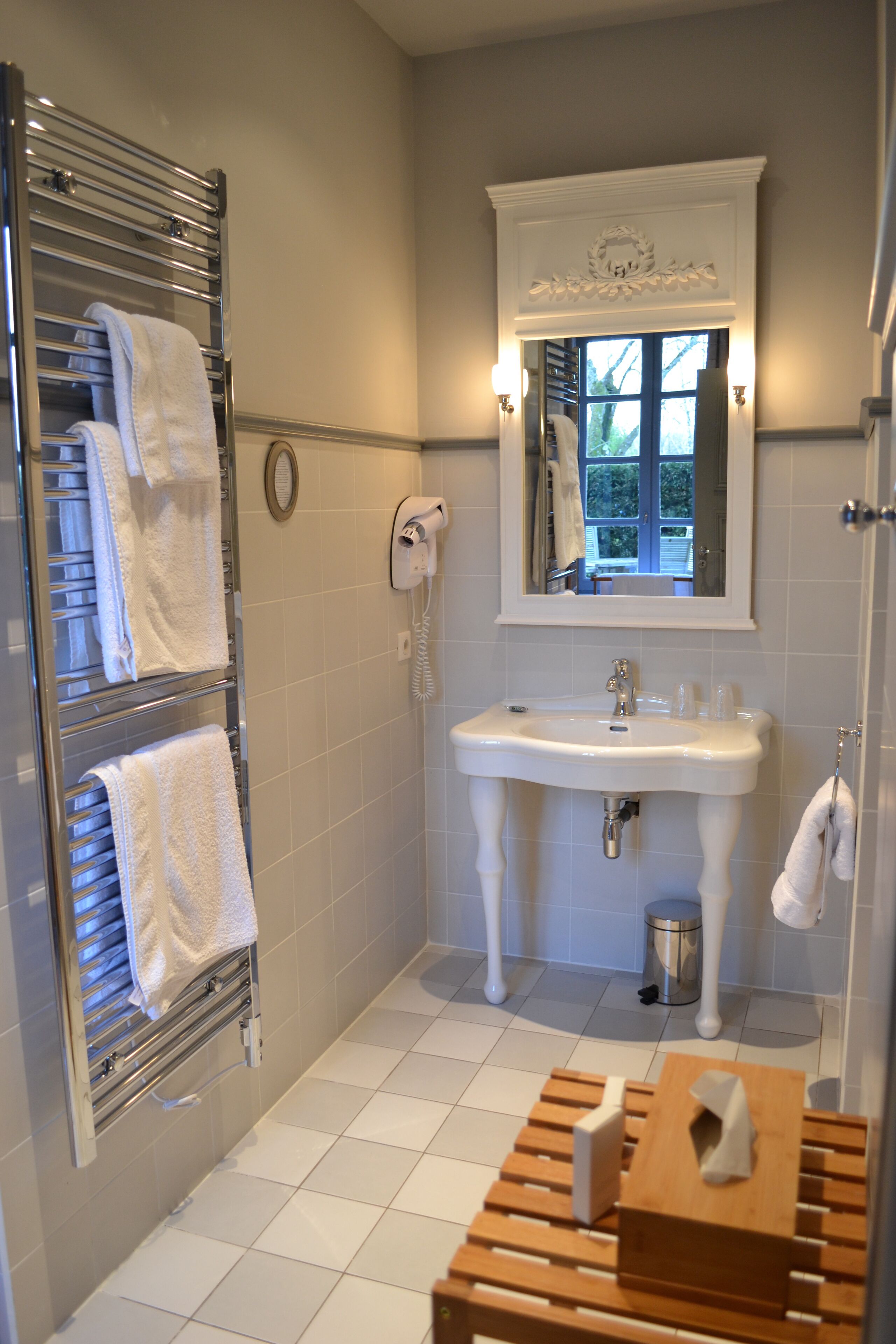family room | bathroom | free toiletries, hair dryer, bathrobes, towels