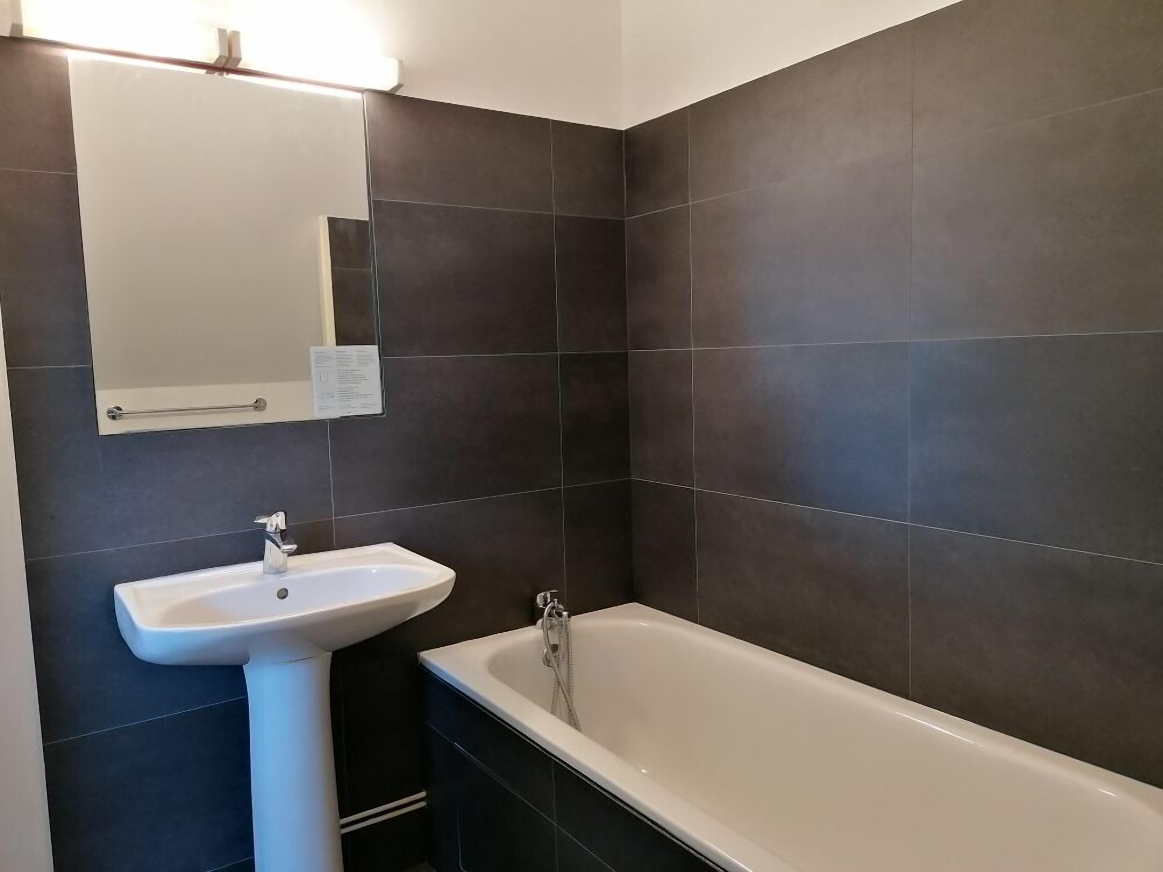 triple room | bathroom | free toiletries, hair dryer, towels