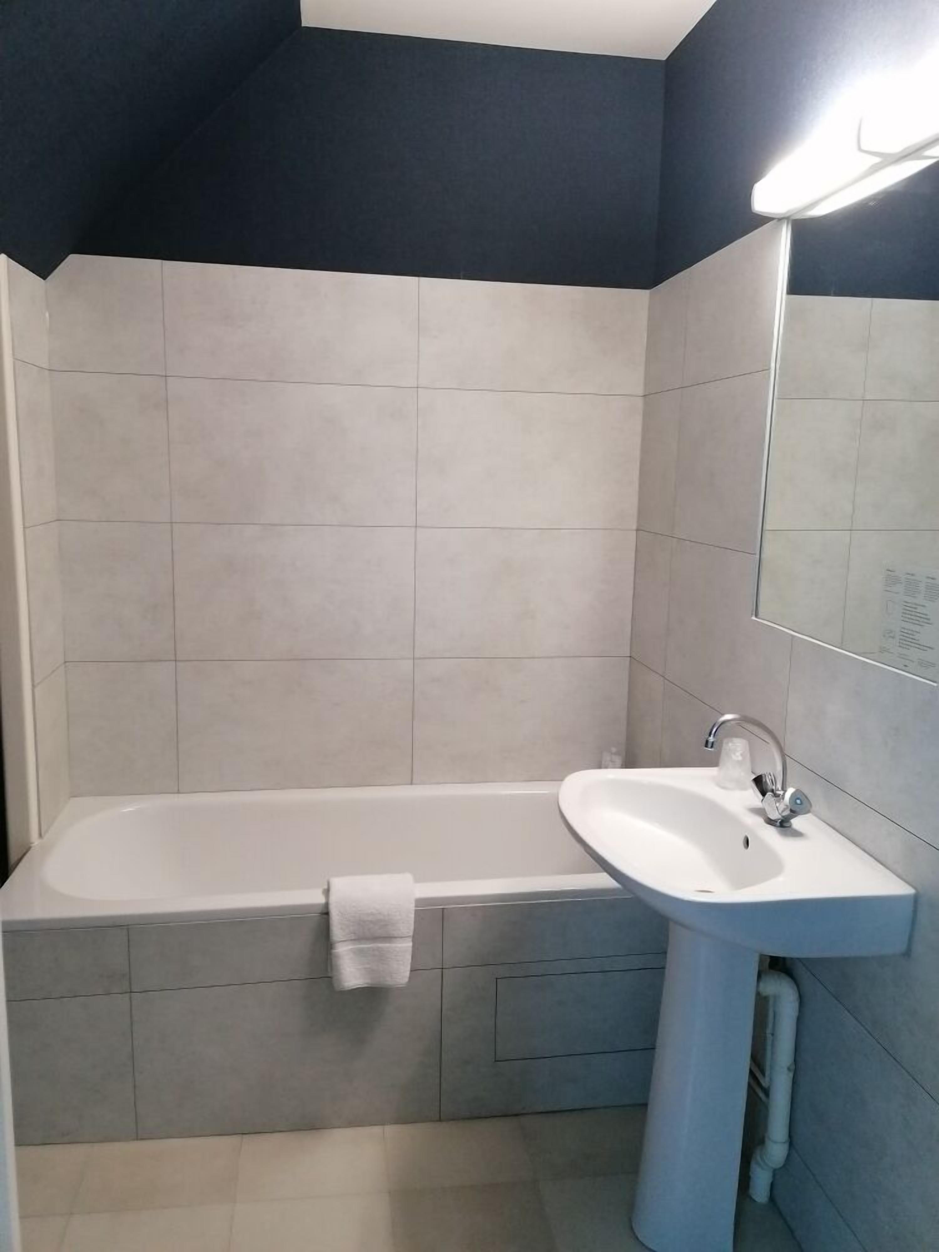 twin room | bathroom | free toiletries, hair dryer, towels