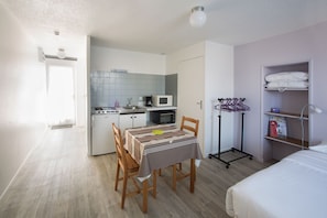 Studio, Kitchenette | Premium bedding, desk, iron/ironing board, free WiFi - Hôtel Le Verger (Saint-Laurent-Nouan)