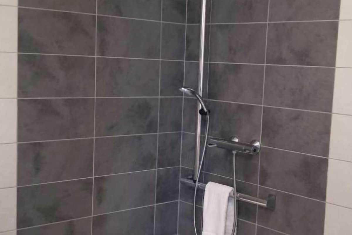 Kamar mandi | Perlengkapan mandi gratis, pengering rambut,  dan handuk