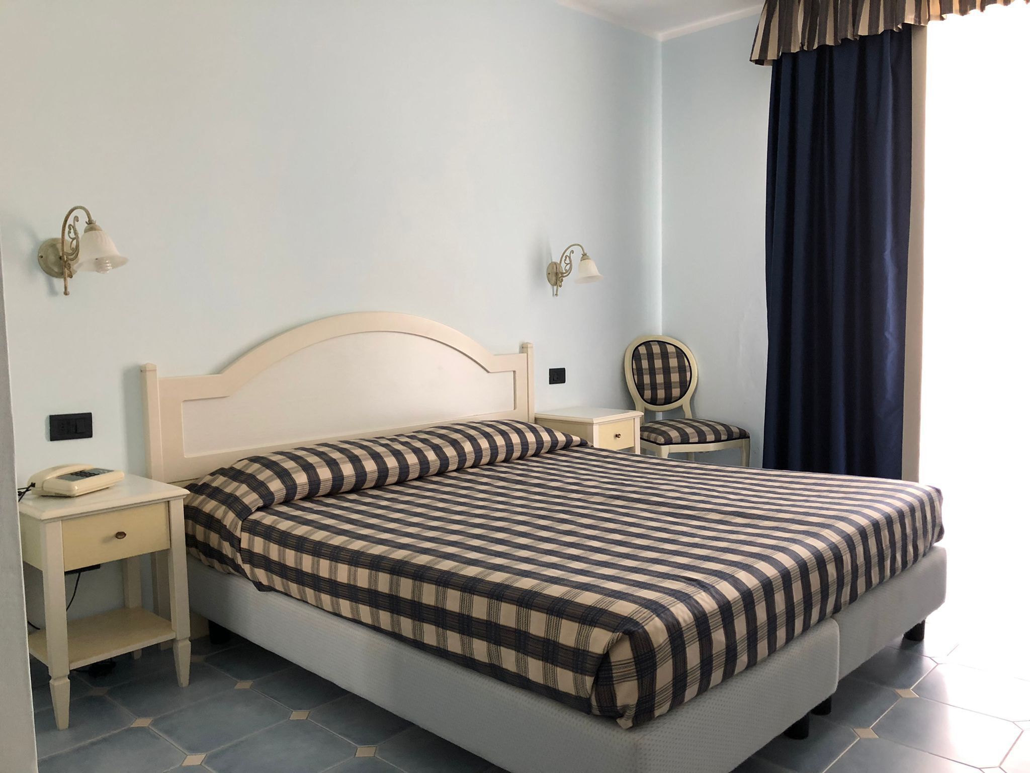 Een minibar, een kluis op de kamer, een bureau, verduisterende gordijnen
