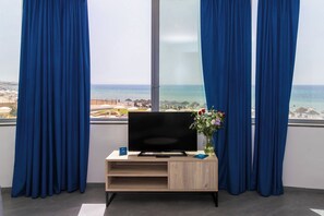 Minibar, in-room safe, desk, blackout curtains - Baia dei Mulini Resort & Spa (Erice)