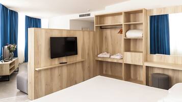 Suite | Minibar, in-room safe, desk, blackout drapes