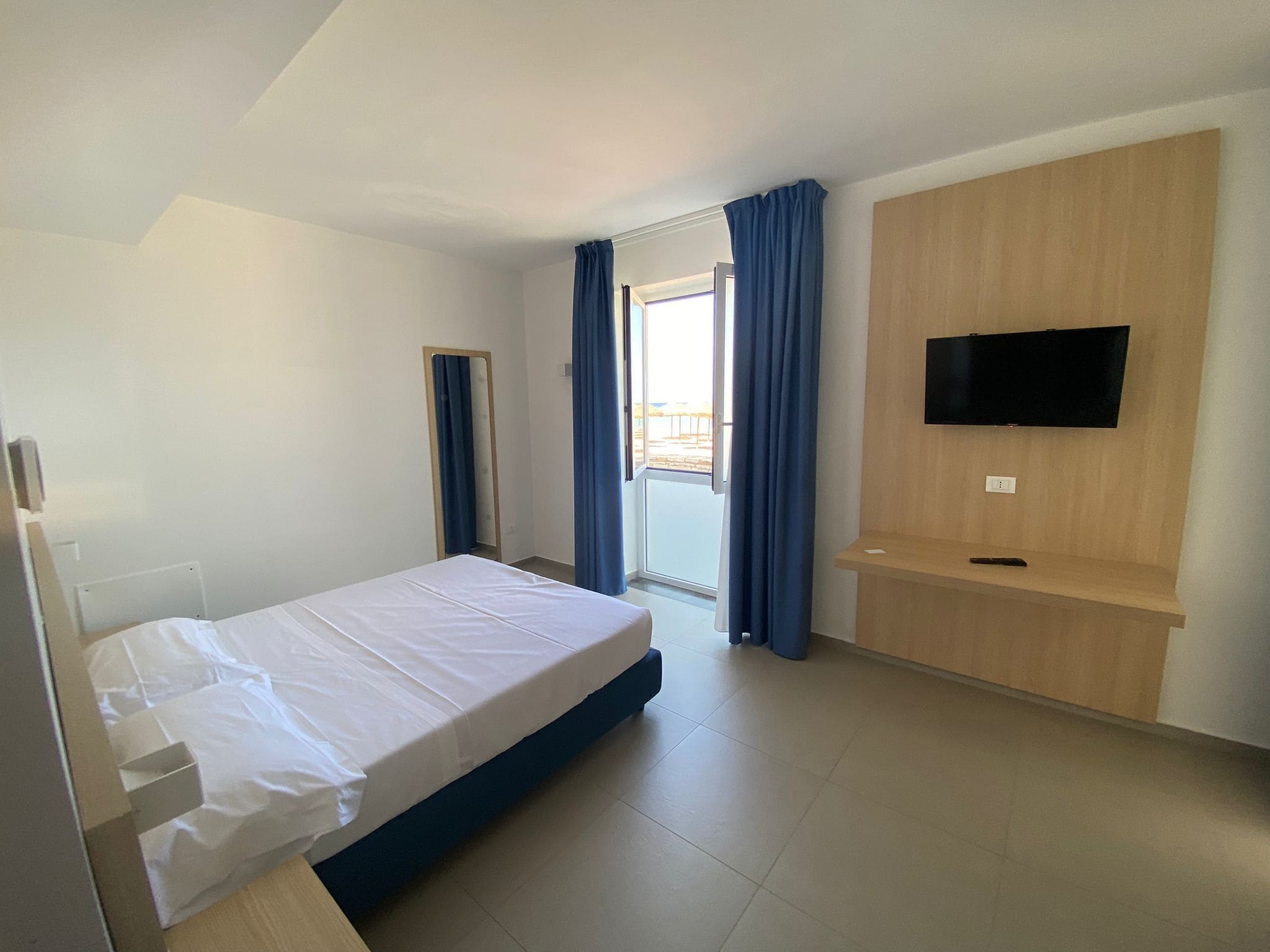 Een minibar, een kluis op de kamer, een bureau, verduisterende gordijnen