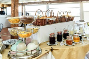 Free daily buffet breakfast - Baia dei Mulini Resort & Spa (Erice)