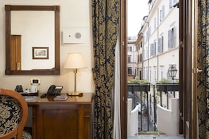 Deluxe-Doppelzimmer, Balkon | Hochwertige Bettwaren, Daunenbettdecken, Pillowtop-Betten, Minibar