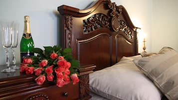 Tabla de planchar con plancha, wifi gratis y ropa de cama