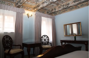 En 2-tommers TV med kabel-kanaler