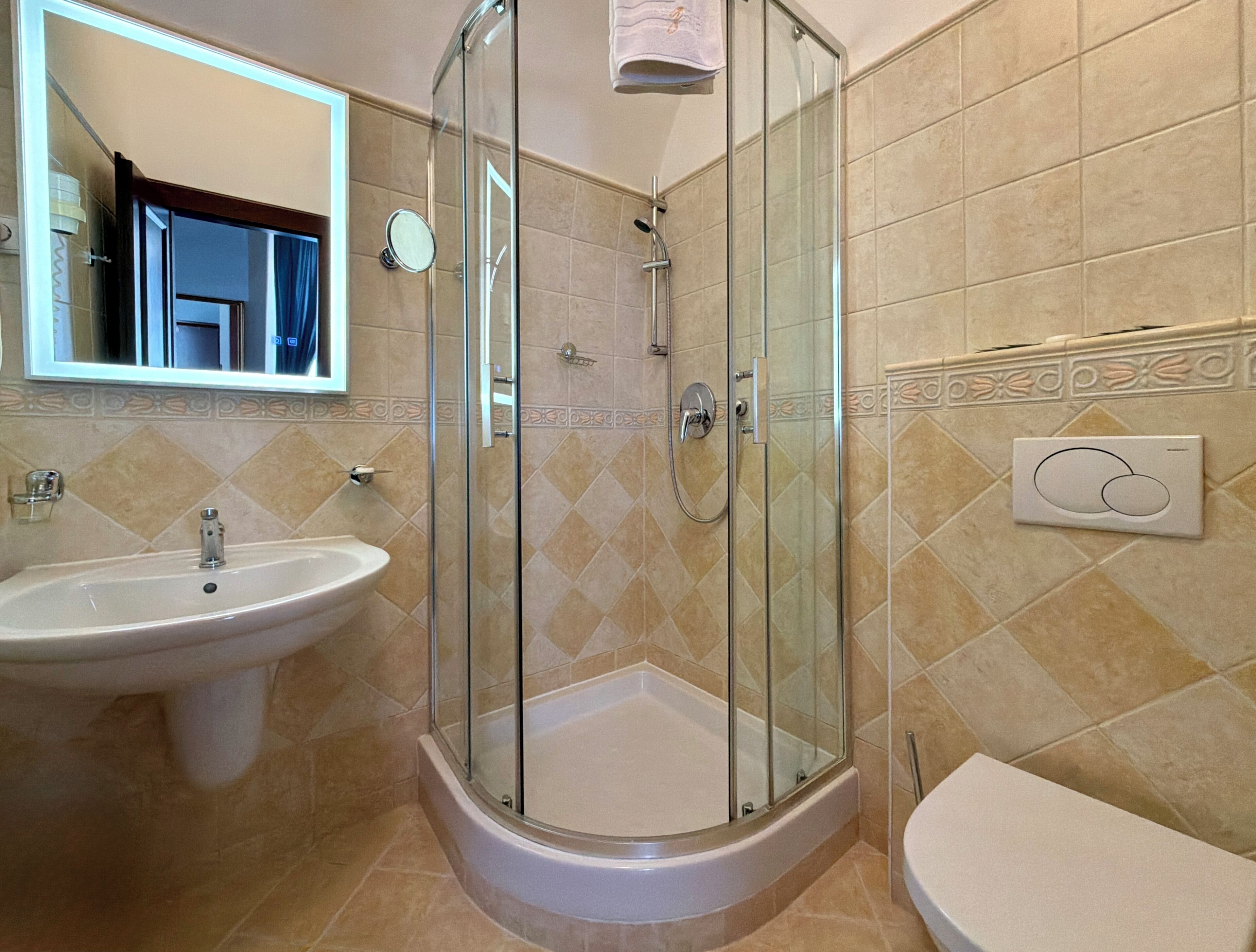 Quarto casal luxo | Banheiro | Chuveiro, produtos de toalete grátis, secador de cabelo 
