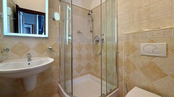 Quarto casal luxo | Banheiro | Chuveiro, produtos de toalete grátis, secador de cabelo