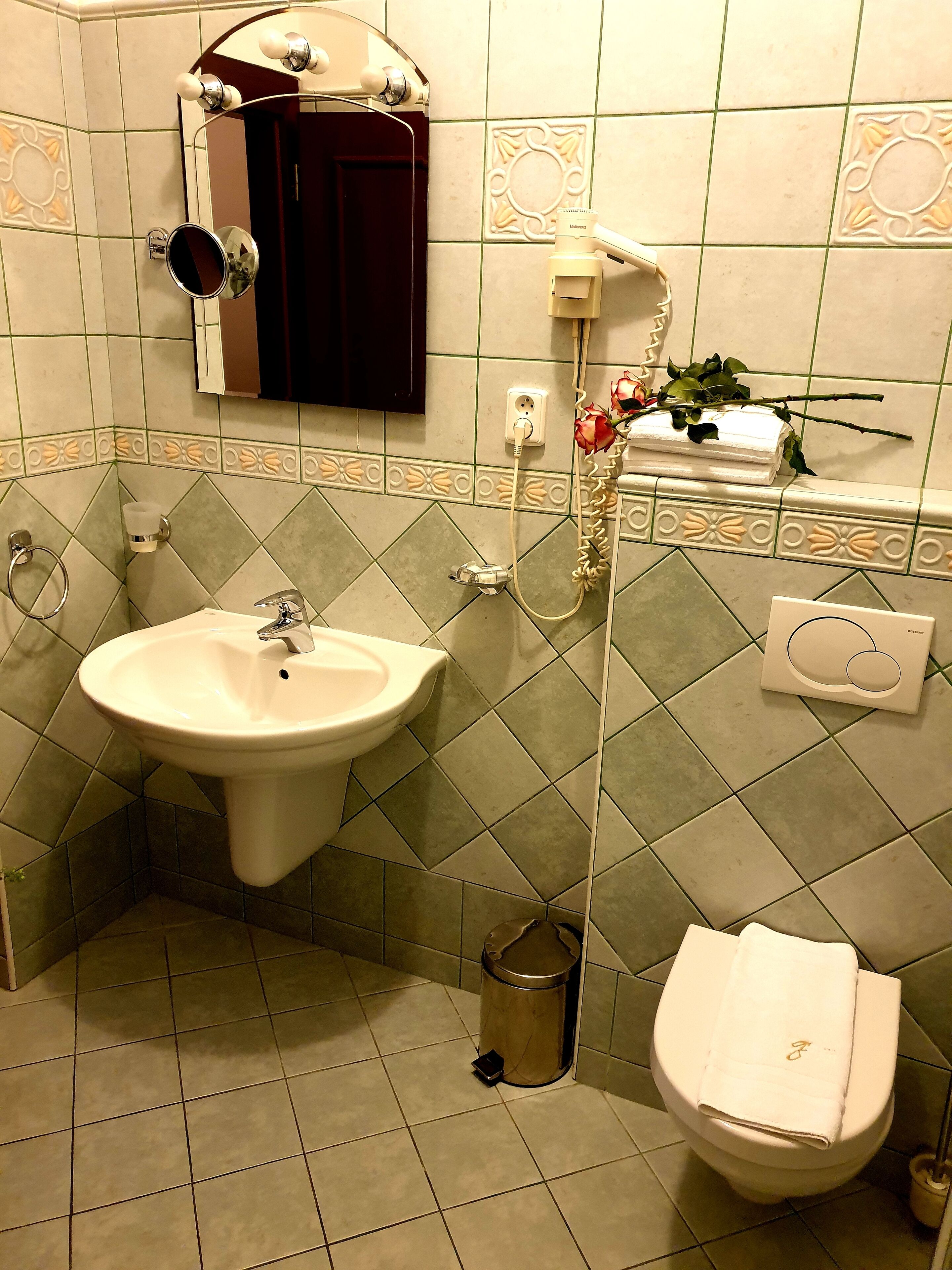 double room | bathroom | shower, free toiletries, hair dryer, towels