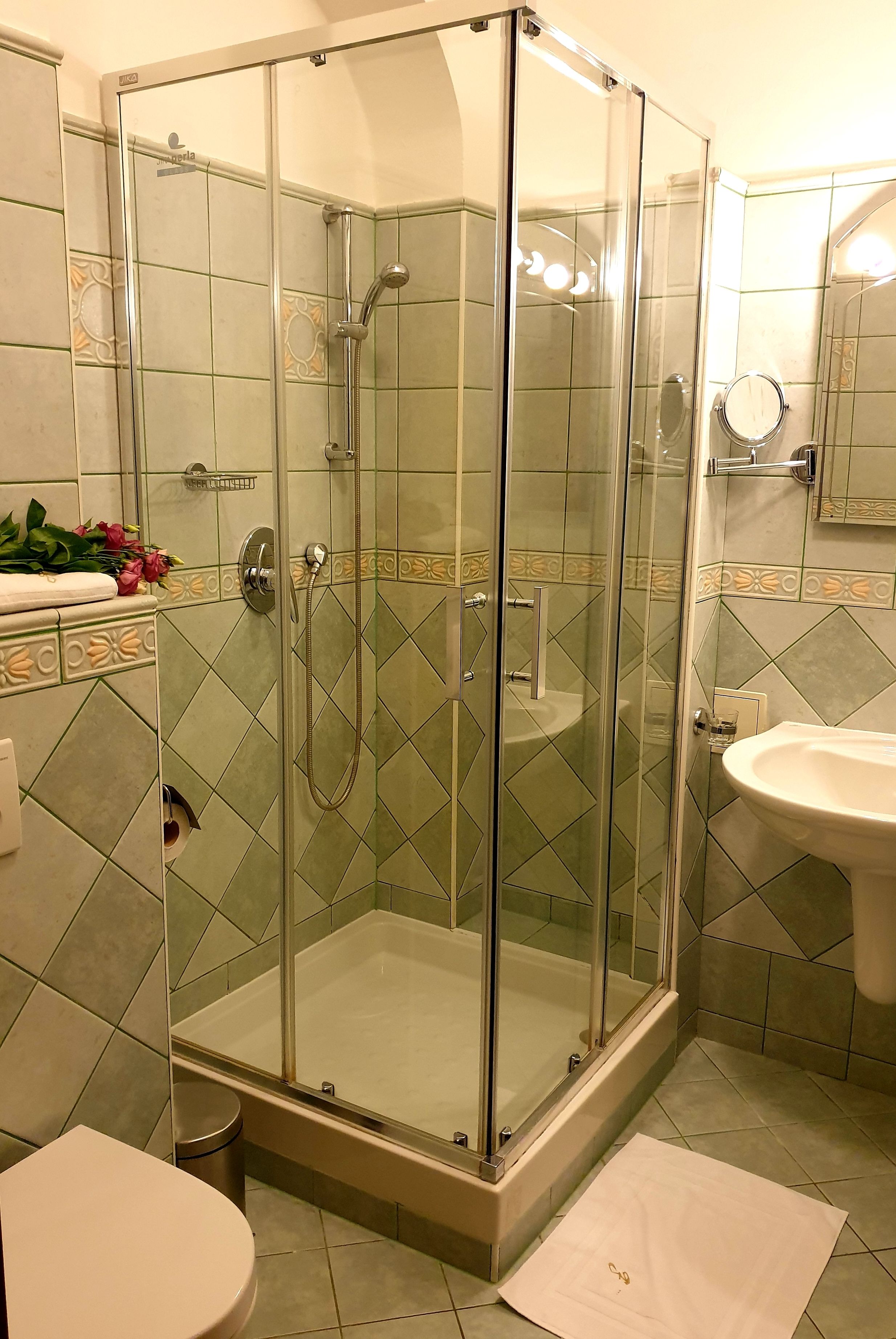 economy twin room, 2 single beds | bathroom | shower, free toiletries, hair dryer, towels