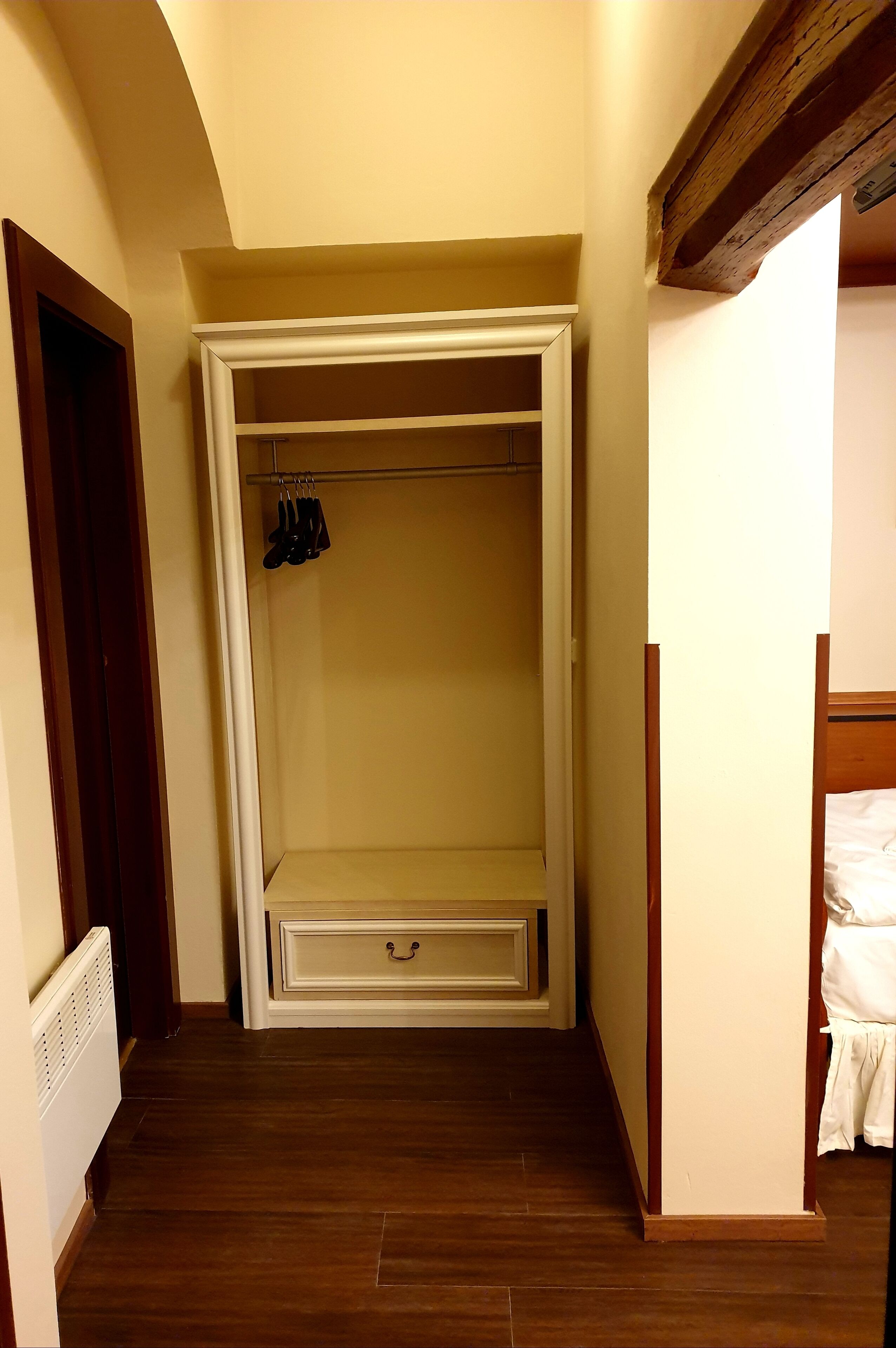 economy twin room, 2 single beds | hallway