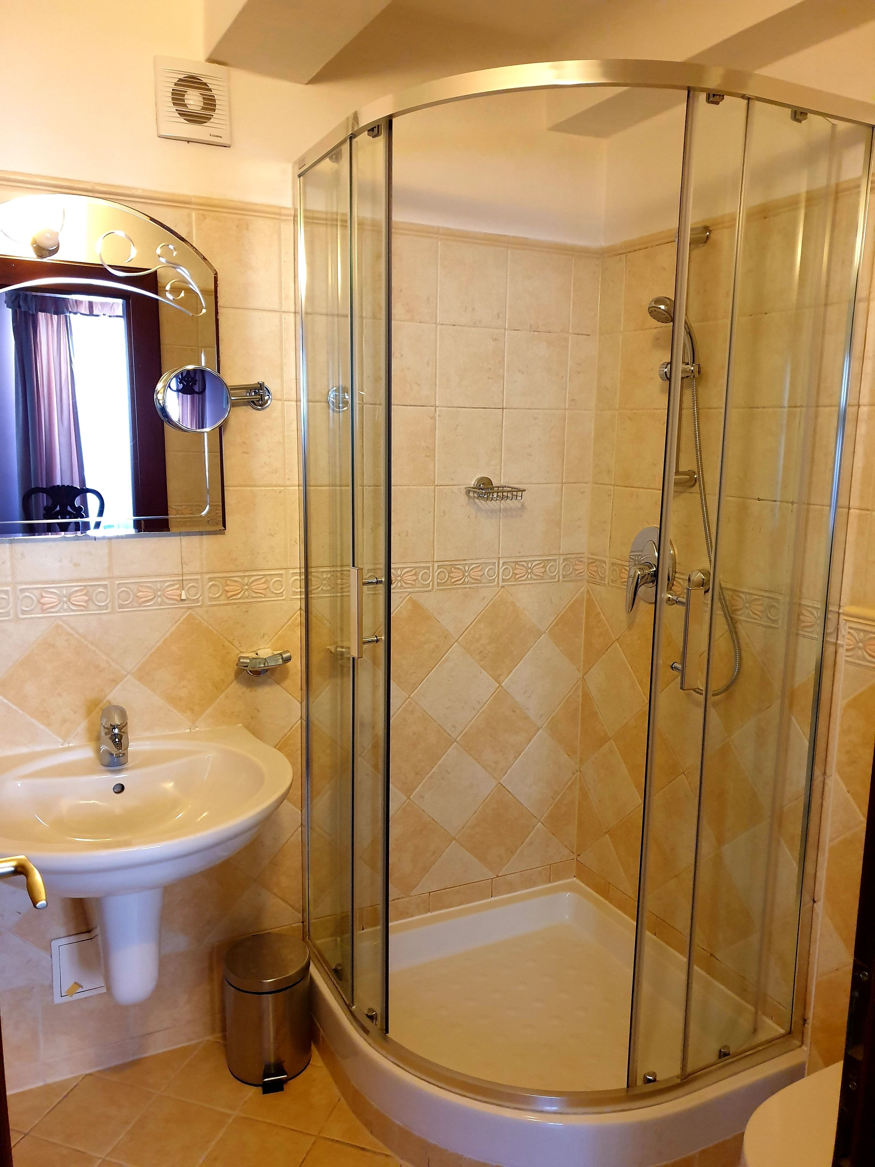 suite, 2 bedrooms | bathroom | shower, free toiletries, hair dryer, towels