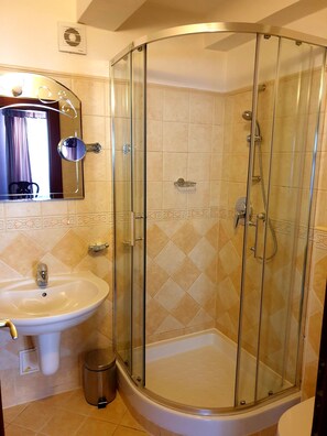 Suite romántica, 2 habitaciones | Baño | Regadera, amenidades de baño gratuitas, secadora de cabello, toallas 