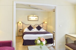 Minibar, caja de seguridad en la habitación y escritorio