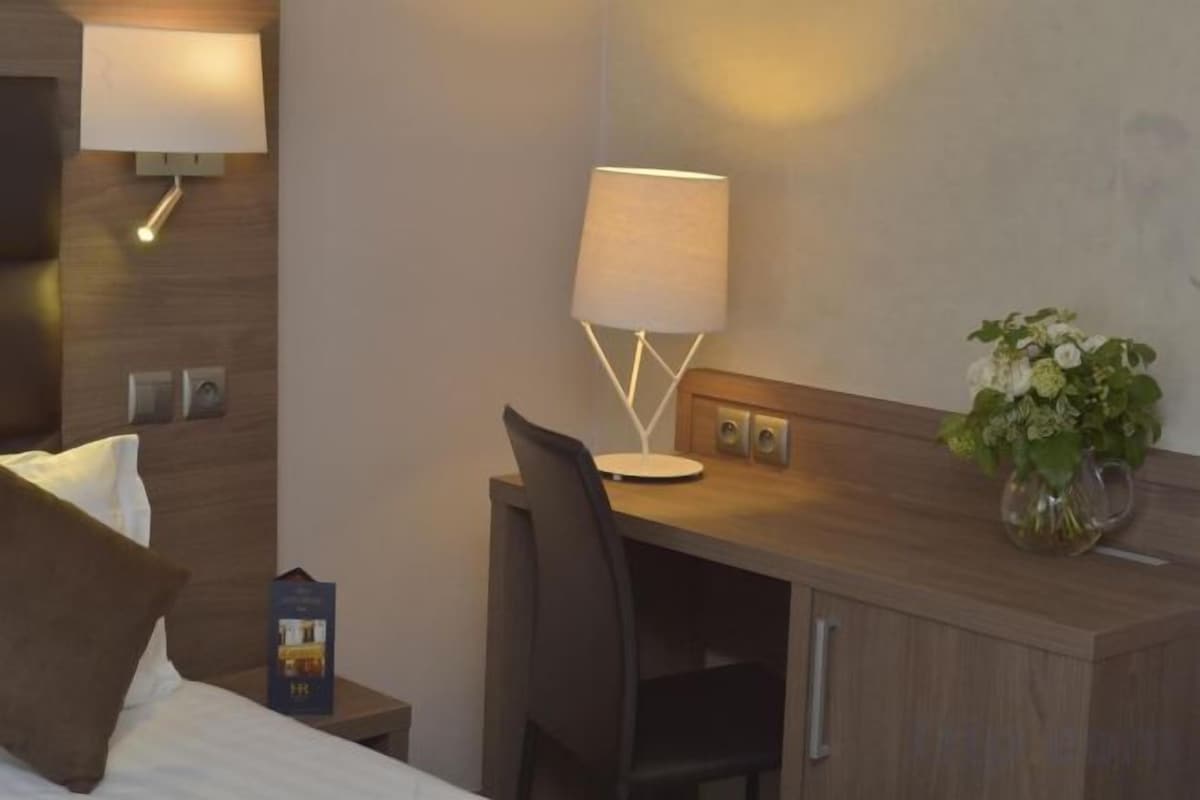 Een minibar, een kluis op de kamer, een bureau, geluiddichte muren