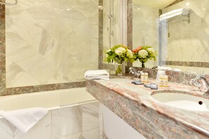 Hair dryer, towels - Hôtel Suites Unic Renoir Saint Germain (Paris)