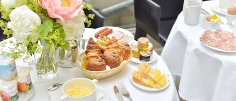 Colazione a buffet, servita tutte le mattine (13 EUR a persona)