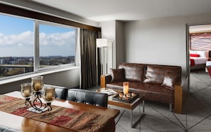 In-room safe, desk, laptop workspace, soundproofing - JFK Airport (Jamaica)