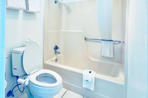 Combined shower/tub, towels
