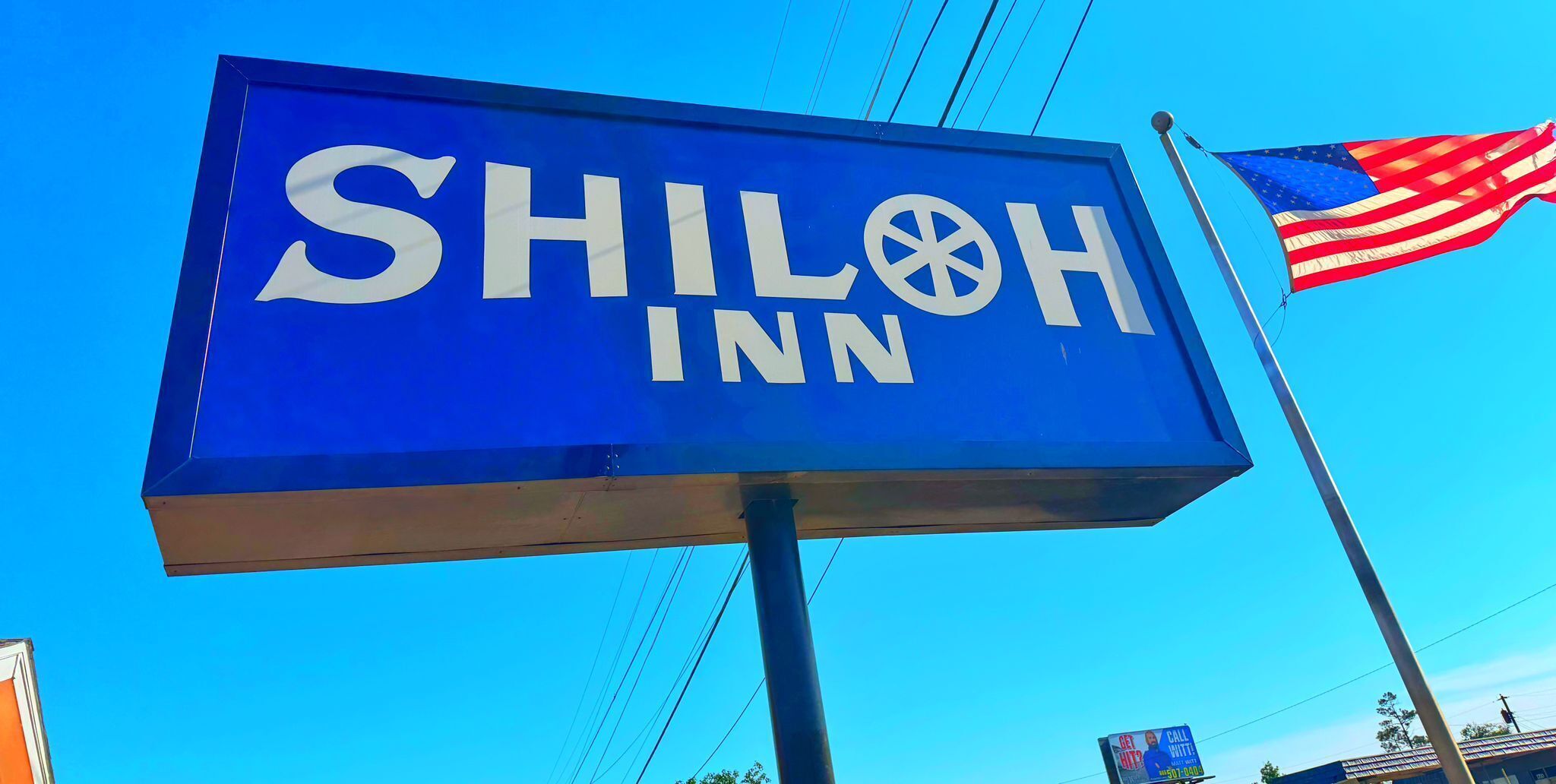 Een blauw bord met witte letters voor Shiloh Inn.