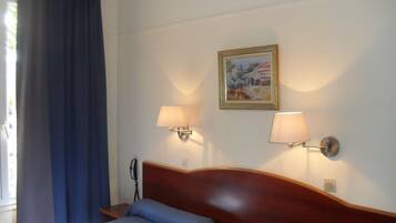 Twin kamer, privébadkamer (shared toilets) | Een kluis op de kamer, een bureau, geluiddichte muren, gratis wifi