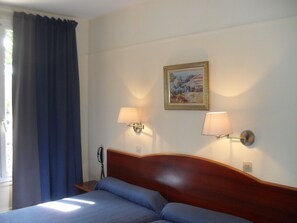 Twin Room, Private Bathroom (shared toilets) | In-room safe, desk, soundproofing, free WiFi - Hôtel Montpellier (Paris)