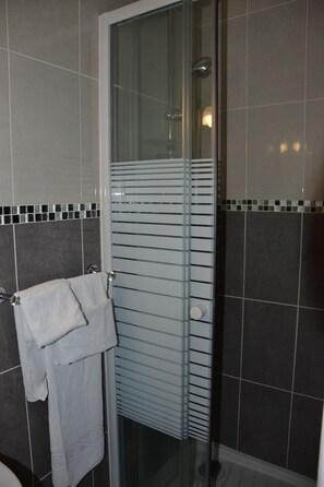 Douche, articles de toilette (gratuits), séchoir à cheveux