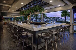 2 bares, bar junto a la piscina