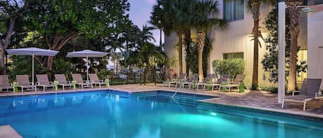 4 outdoor pools, pool umbrellas, pool loungers