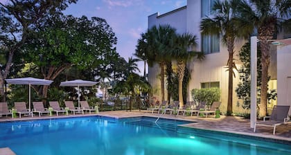 Faro Blanco Resort & Yacht Club Marathon, Curio by Hilton