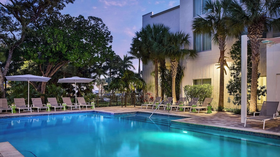 Faro Blanco Resort & Yacht Club Marathon, Curio by Hilton