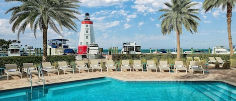 4 座室外游泳池,提供泳池遮陽傘和日光浴躺椅