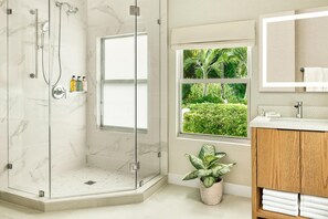 Suite, 1 chambre | Douche de la salle de bain