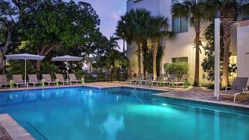 4 piscinas al aire libre, sombrillas, sillones reclinables de piscina