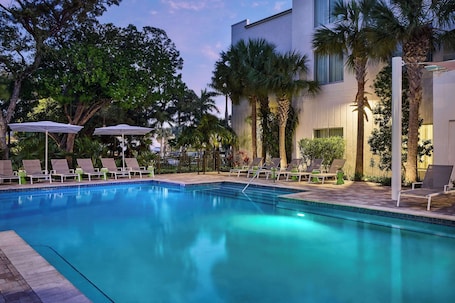 4 piscinas al aire libre, sombrillas, sillones reclinables de piscina