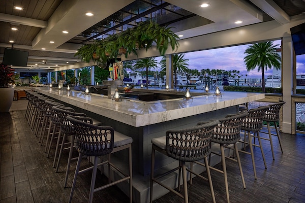 2 bars/lounges, poolside bar